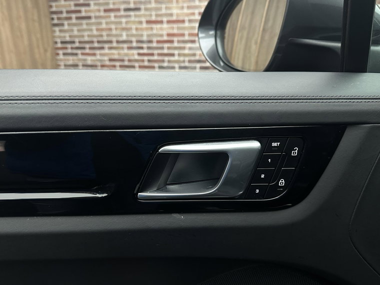 Vehicle Image 28