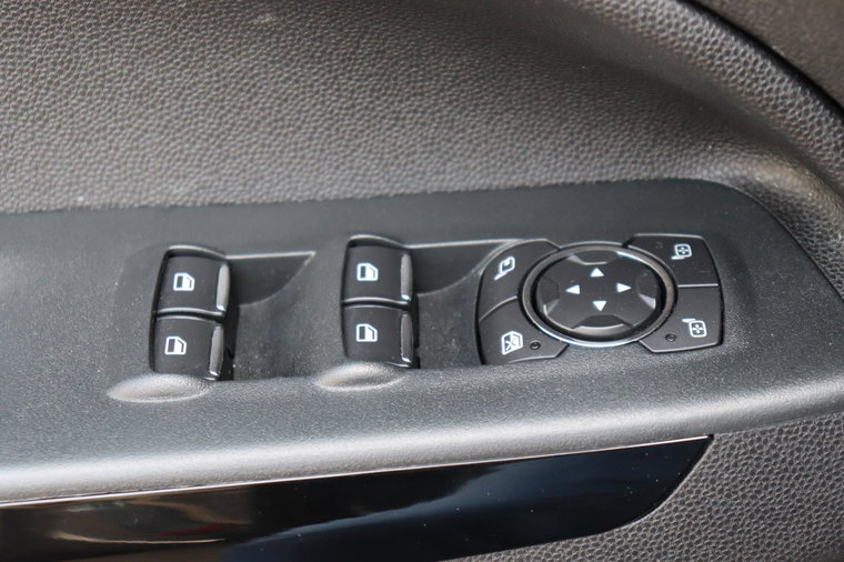 Vehicle Image 25