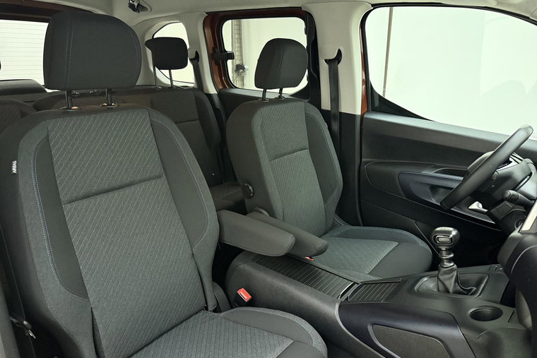 Vehicle Image 16