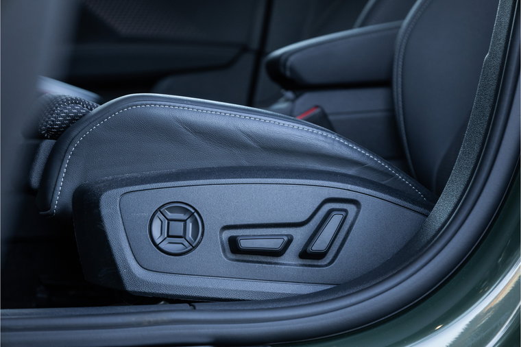 Vehicle Image 25