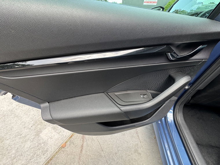 Vehicle Image 32