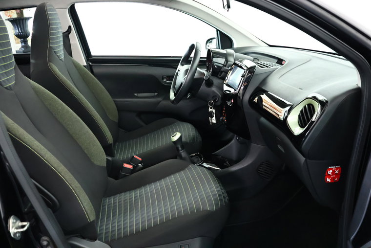 Vehicle Image 12