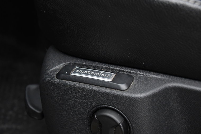 Vehicle Image 25