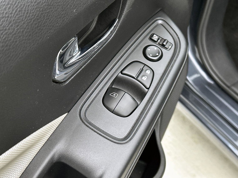 Vehicle Image 25