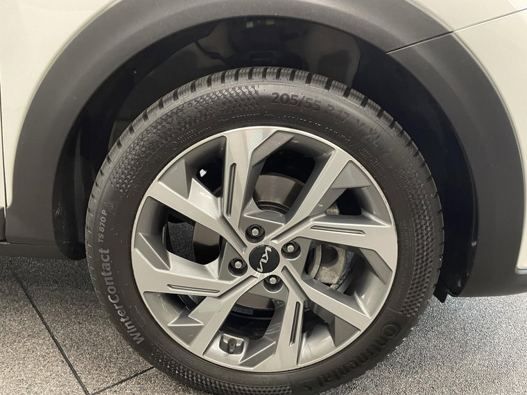 Vehicle Image 25