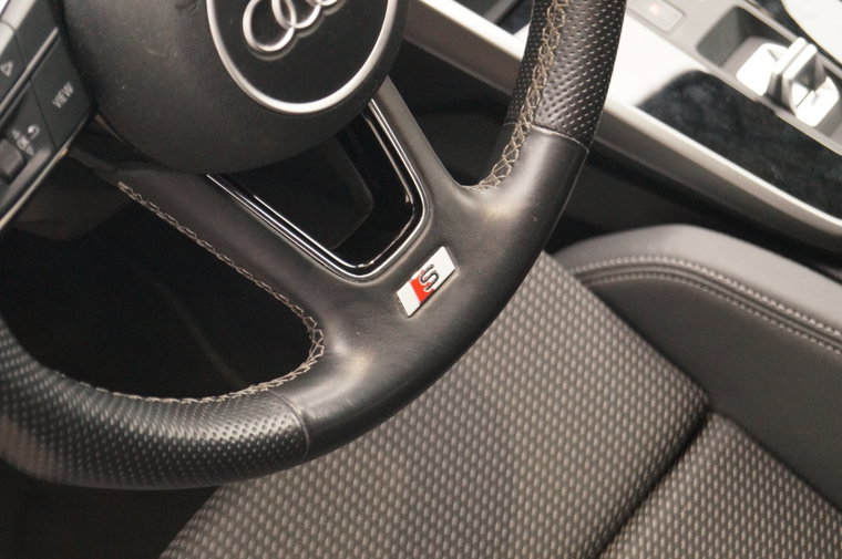 Vehicle Image 25