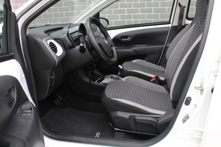 Vehicle Image 8