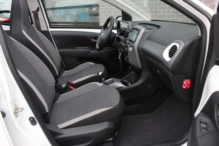 Vehicle Image 9