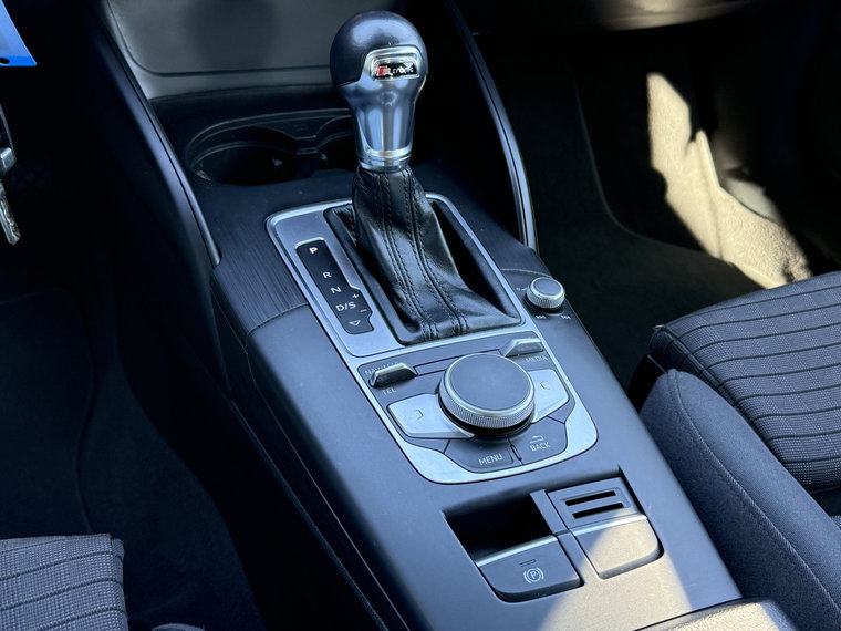 Vehicle Image 25