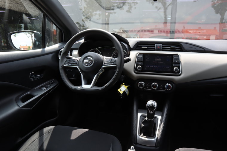 Vehicle Image 25