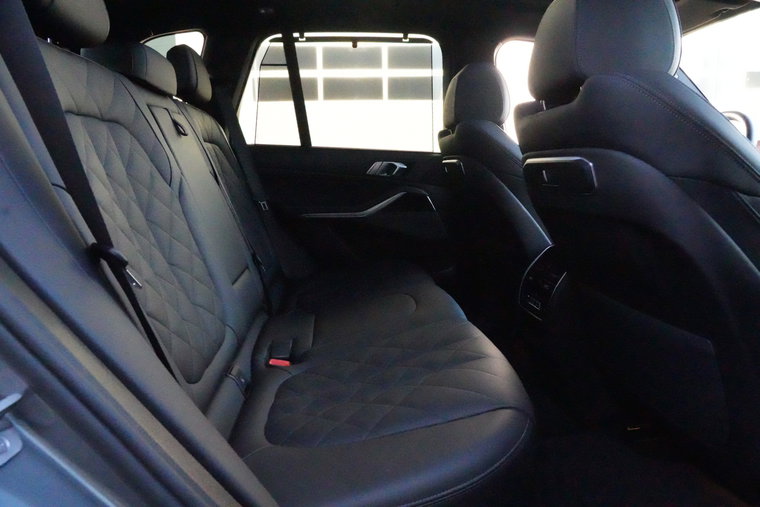 Vehicle Image 32