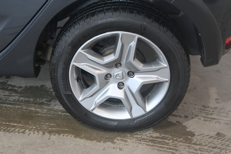 Vehicle Image 12