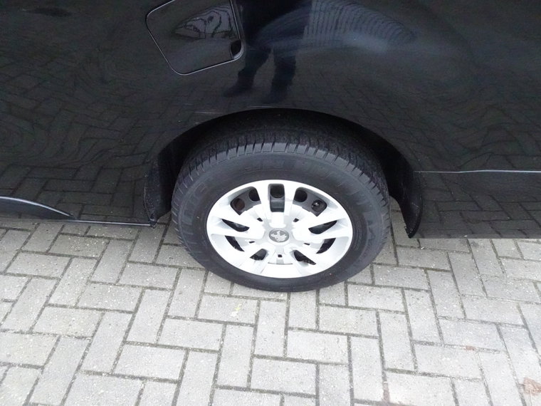Vehicle Image 32