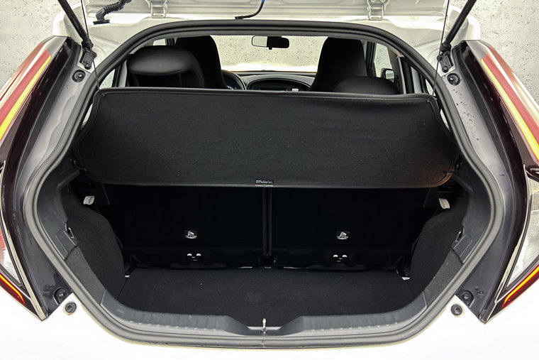 Vehicle Image 16