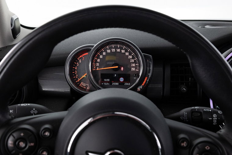 Vehicle Image 25