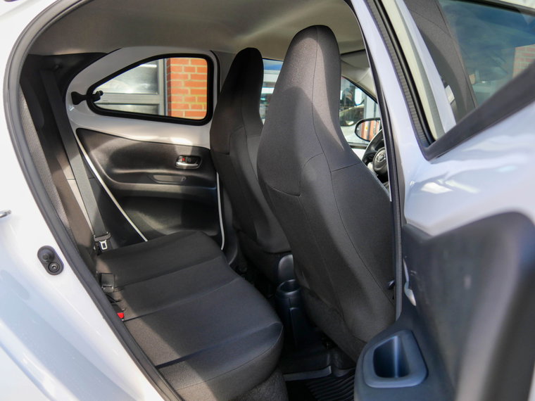 Vehicle Image 16