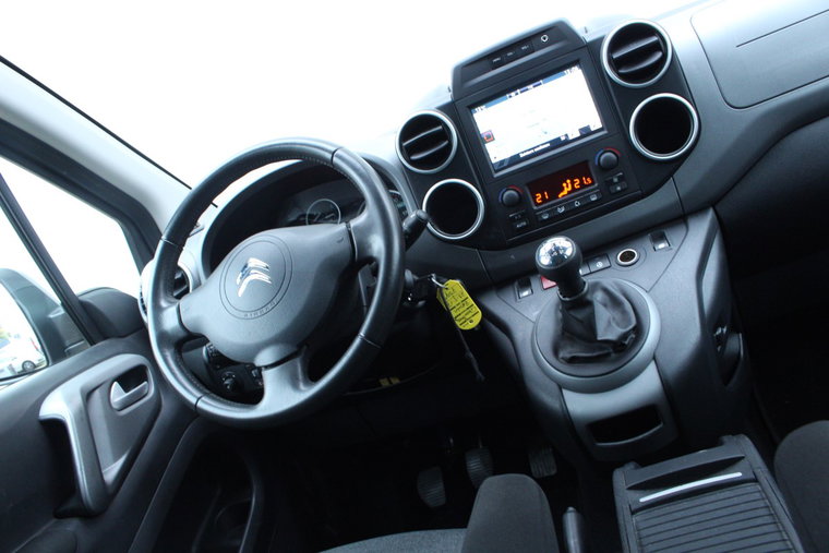 Vehicle Image 25