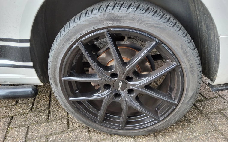 Vehicle Image 9