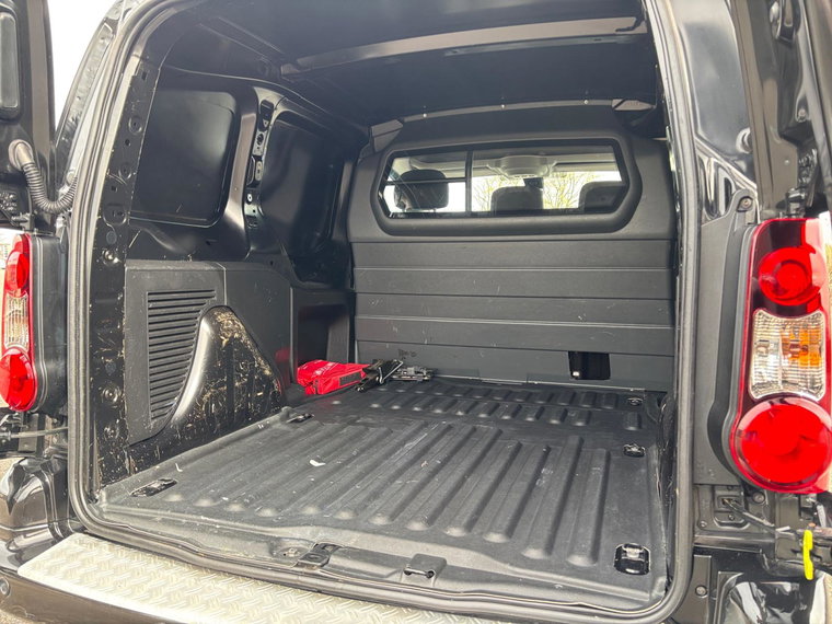 Vehicle Image 17