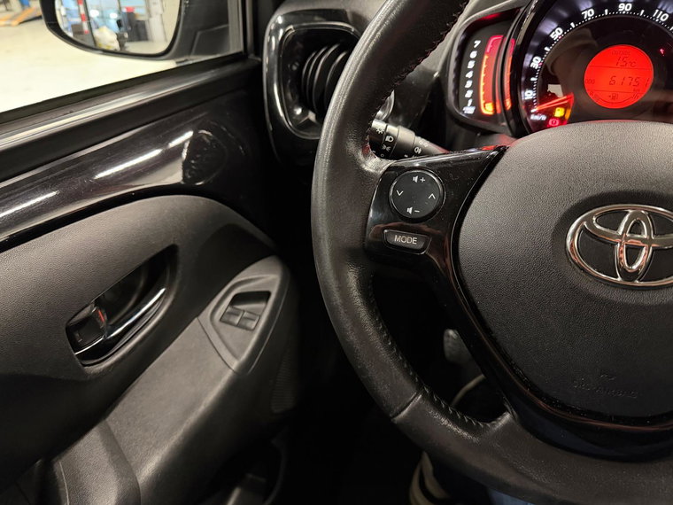 Vehicle Image 21