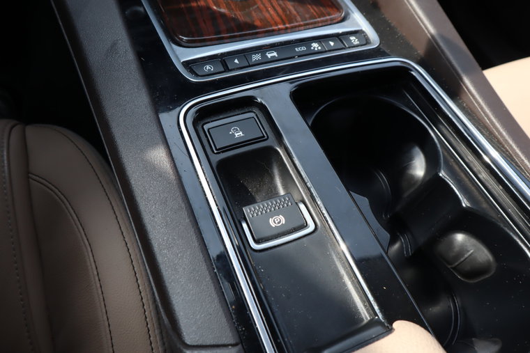 Vehicle Image 25