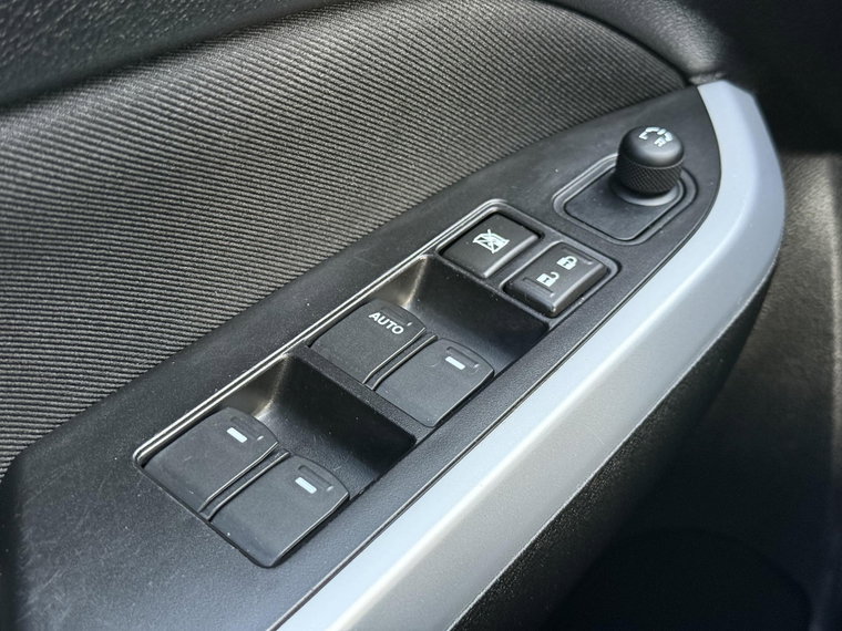 Vehicle Image 25