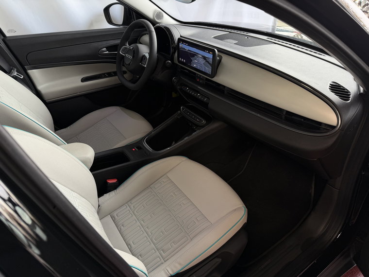 Vehicle Image 32