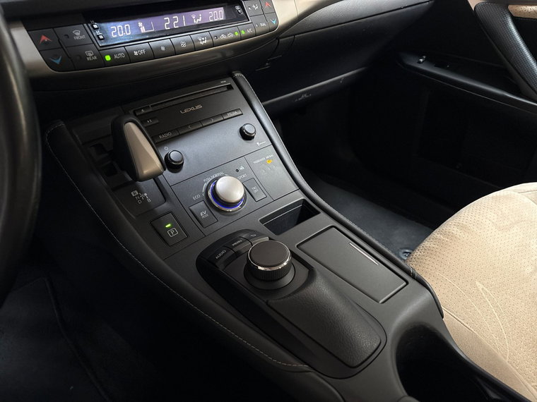 Vehicle Image 21