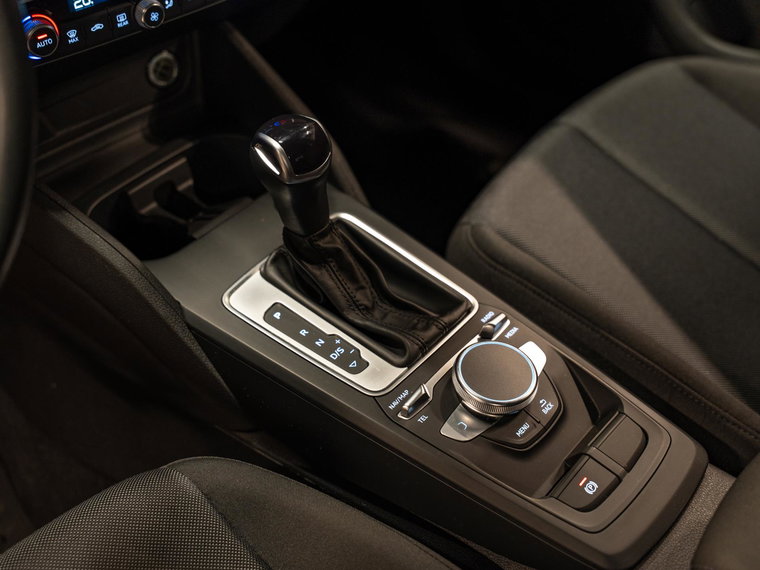Vehicle Image 25
