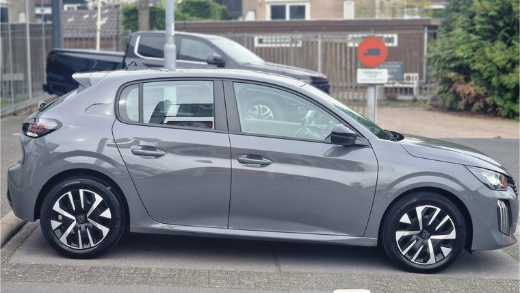 Vehicle Image 32