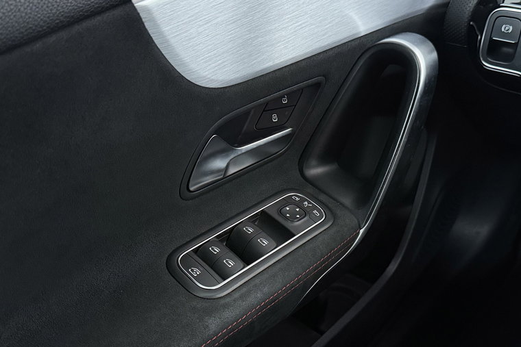 Vehicle Image 32