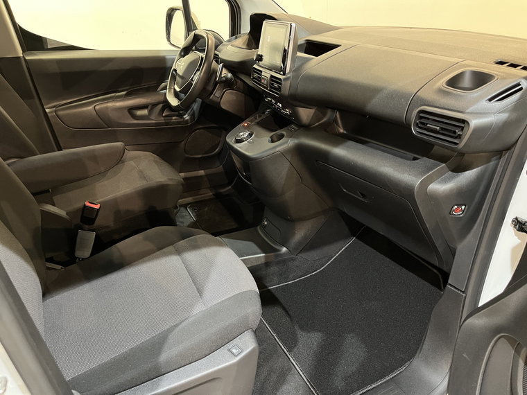 Vehicle Image 25