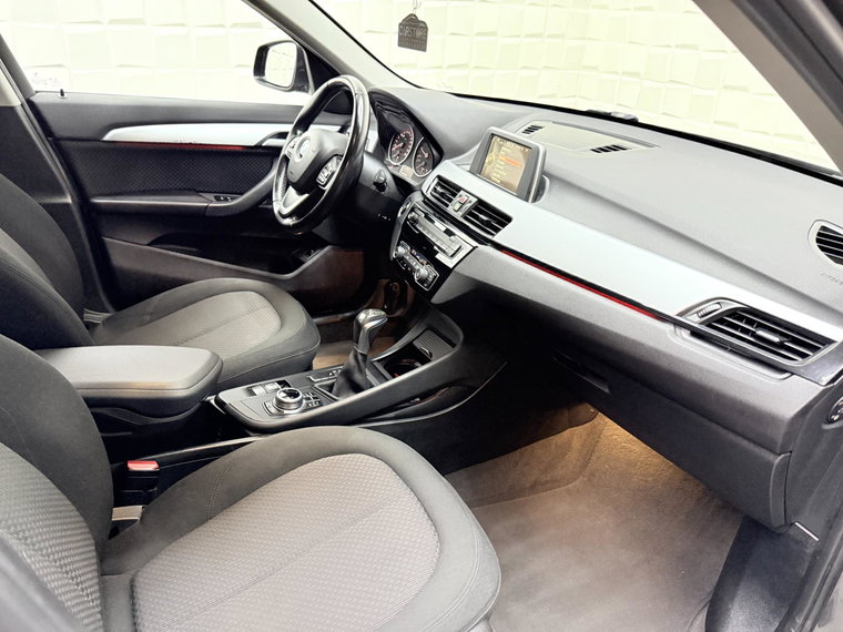 Vehicle Image 32