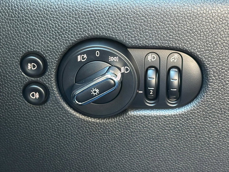 Vehicle Image 32
