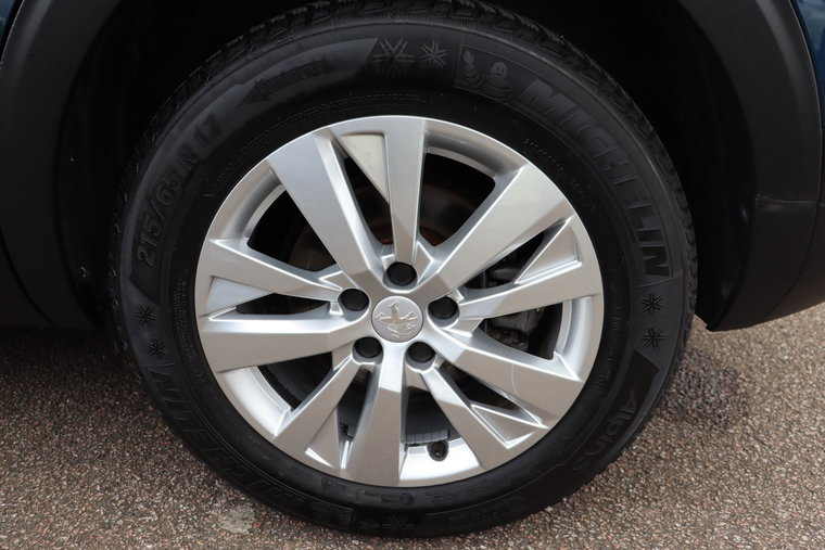 Vehicle Image 25