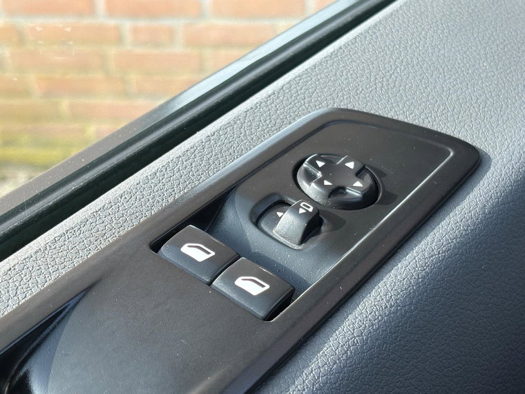 Vehicle Image 28