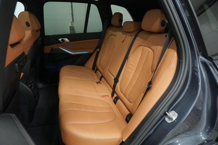 Vehicle Image 32