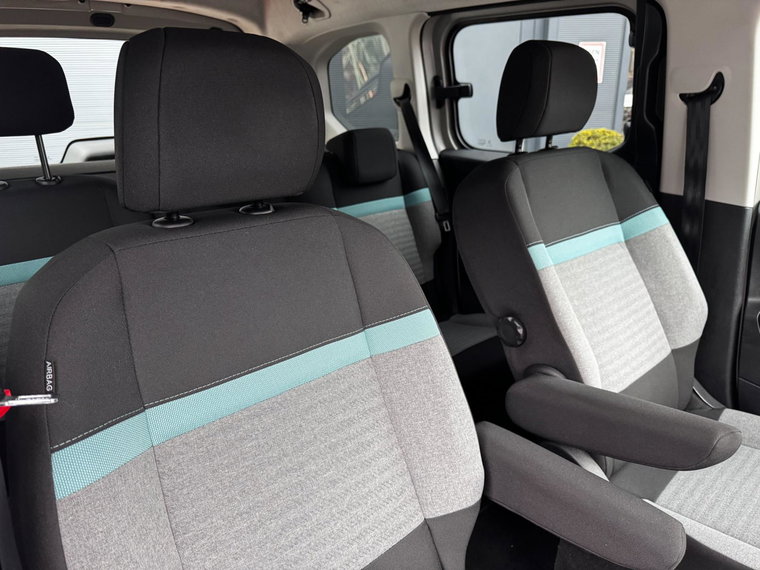 Vehicle Image 16