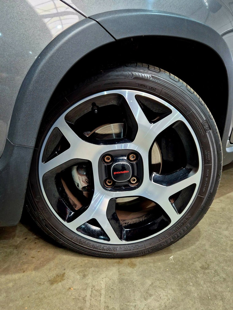 Vehicle Image 12