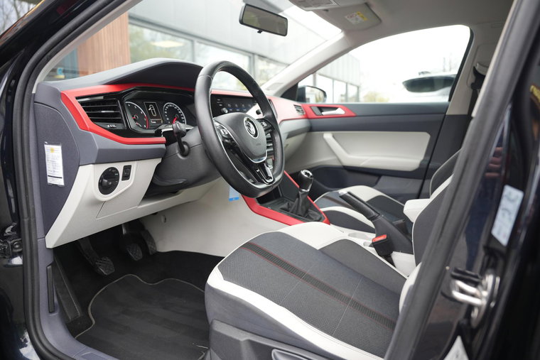 Vehicle Image 6