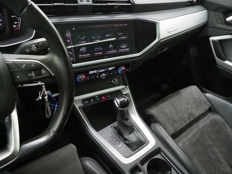 Vehicle Image 32
