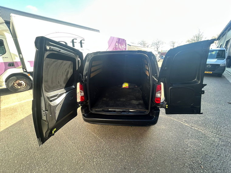 Vehicle Image 13