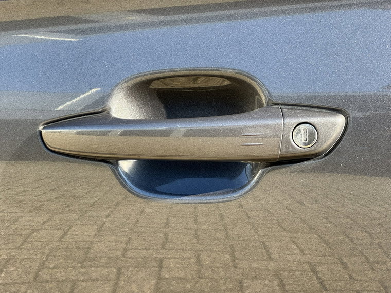 Vehicle Image 25