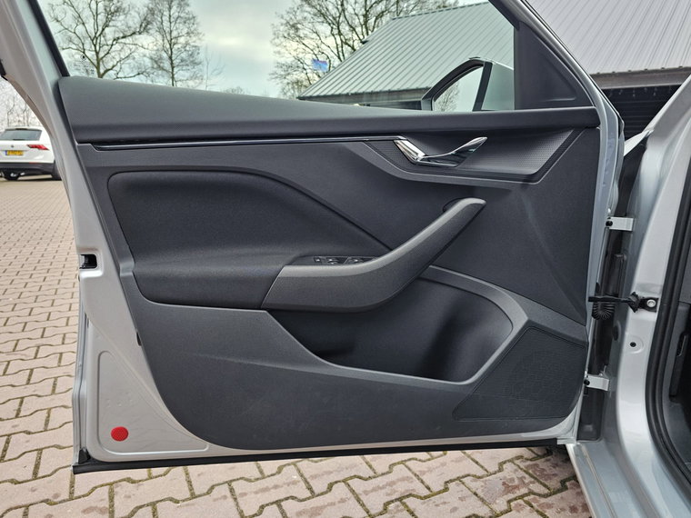 Vehicle Image 32