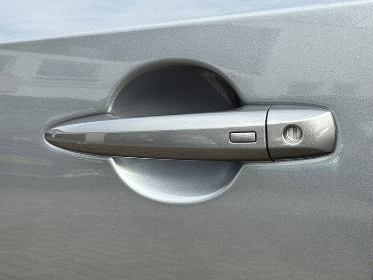 Vehicle Image 25