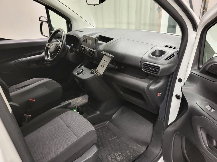 Vehicle Image 8