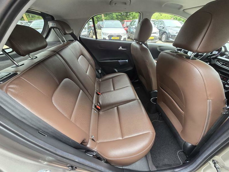 Vehicle Image 16