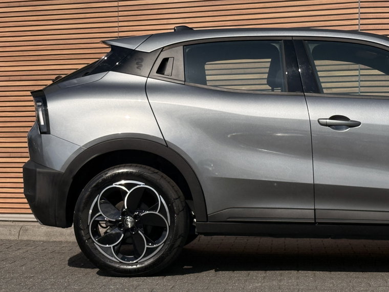Vehicle Image 13