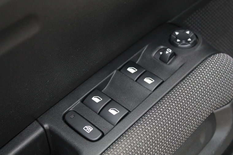 Vehicle Image 25