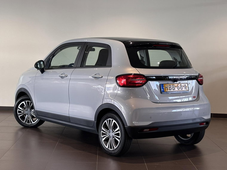 Vehicle Image 8